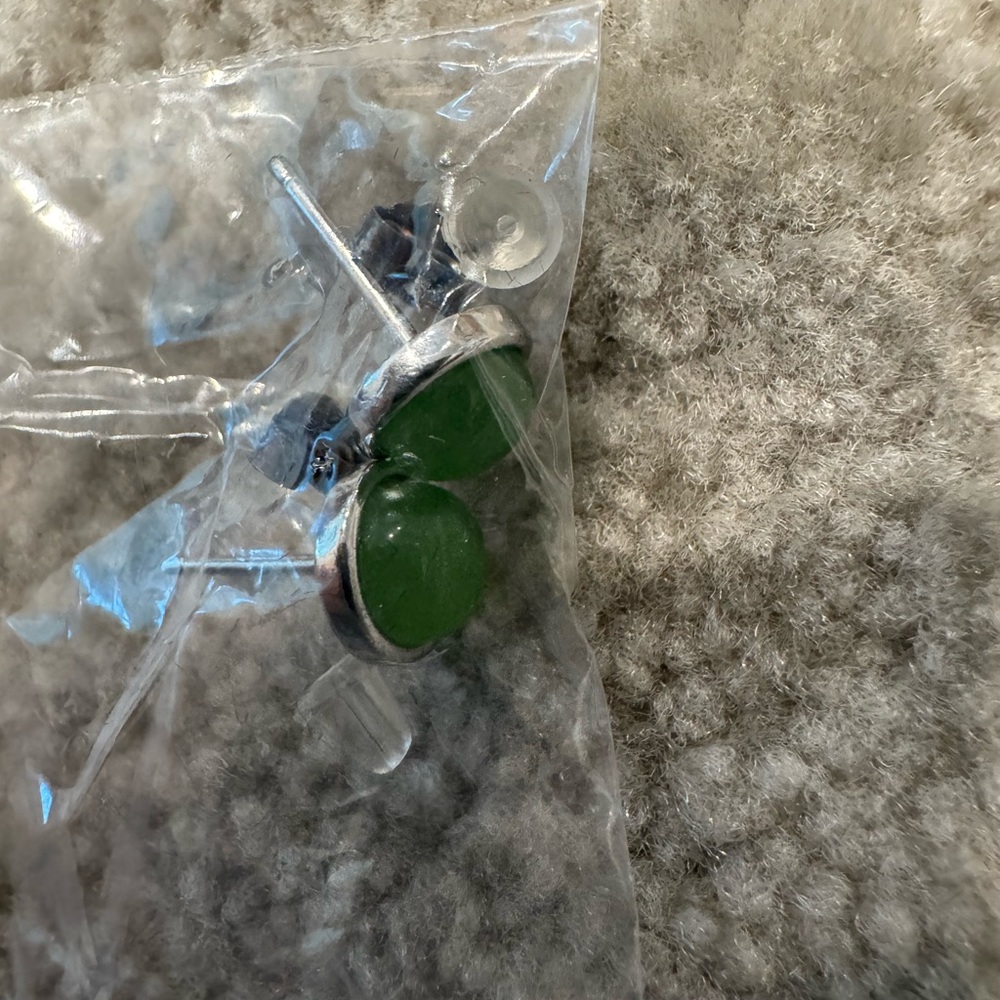 Green jade Stud Earrings - Picture 2 of 3
